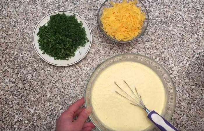блинное тесто и зелень с сыром в мисках