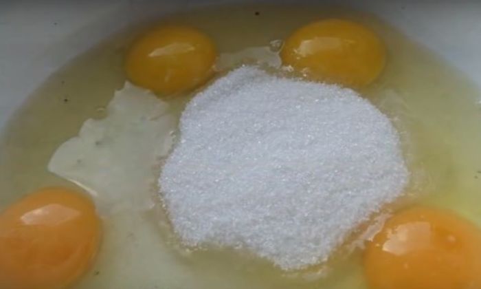 смешиваем сахар с яйцами