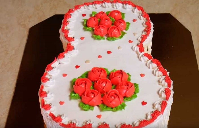 Бисквитный торт на 8 марта с клубничным вареньем