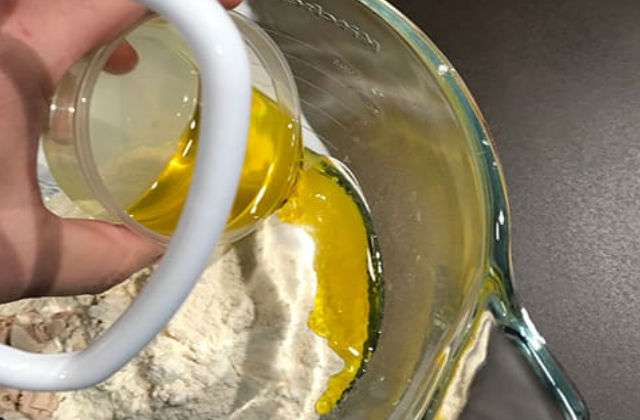 выливаем оливковое масло
