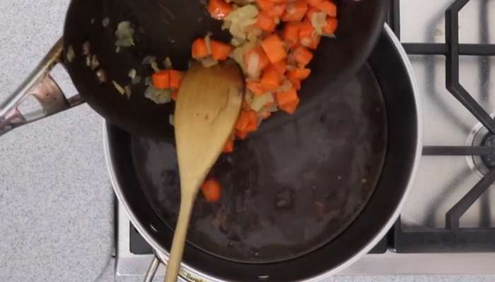 добавляем лук с морковью