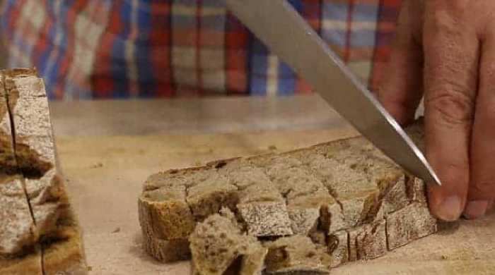 режем кубиками хлеб