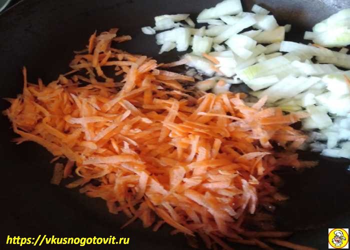 морковь и лук в сковороде
