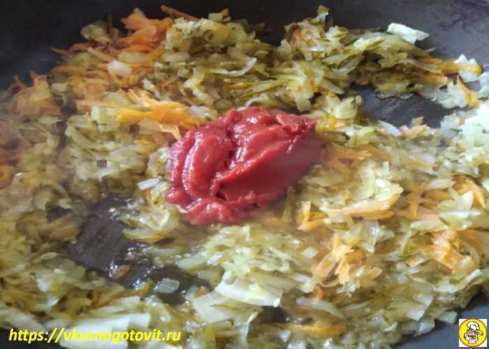 томатная паста в сковороде
