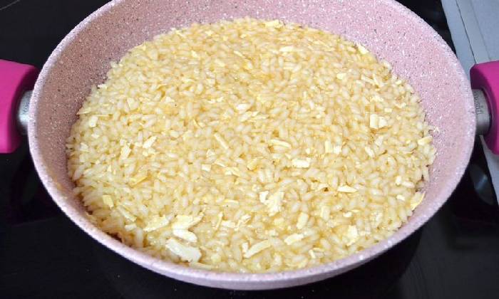 рис в сковороде