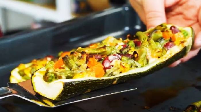 Фаршированные кабачки лодочки в духовке с овощами