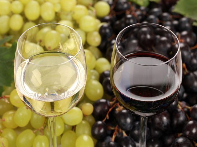 виноградное вино в бокалах